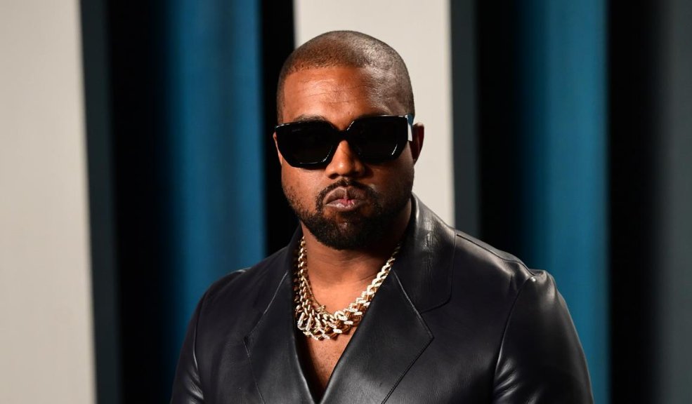 Adidas le dice chao a Kanye West tras comentarios racistas 1 Adidas le dice chao a Kanye West tras comentarios racistas Con una mala noticia se levantó este martes, el rapero estadounidense, Kanye West, pues la empresa alemana de equipamiento deportivo Adidas, le notificó que le pone fin a la colaboración mutua, luego de enterarse de sus comentarios antisemitas y racistas.