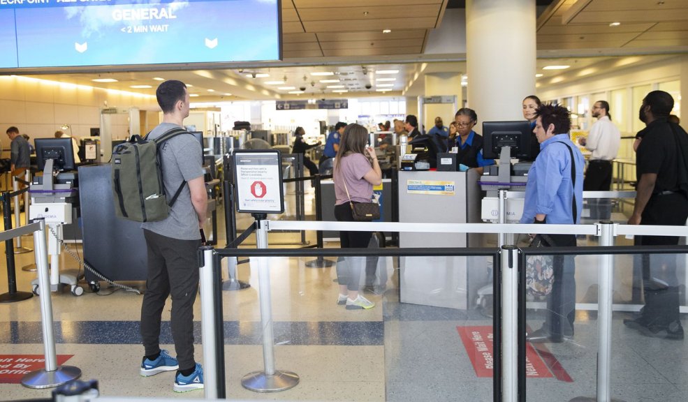 El calvario de colombianos para viajar a México 1 El calvario de colombianos para viajar a México No fue una o dos, fueron varias denuncias de colombianos en las que señalaron que son inadmitidos al llegar a los aeropuertos de México, incluso mencionaron que tienen todos los documentos en regla, pero aún así son tratados en condiciones deplorables.