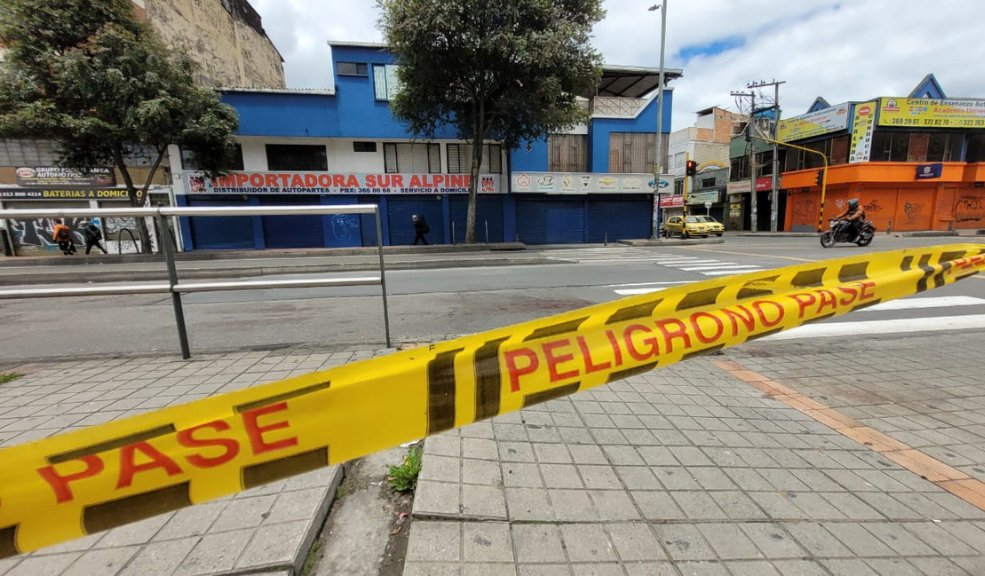 Crimen a puñal estremeció El Restrepo 1 Crimen a puñal estremeció El Restrepo Las cintas amarillas que fueron testigo del levantamiento del cadáver de un hombre seguían guiando el camino de sangre del más reciente homicidio que sacude a la capital.