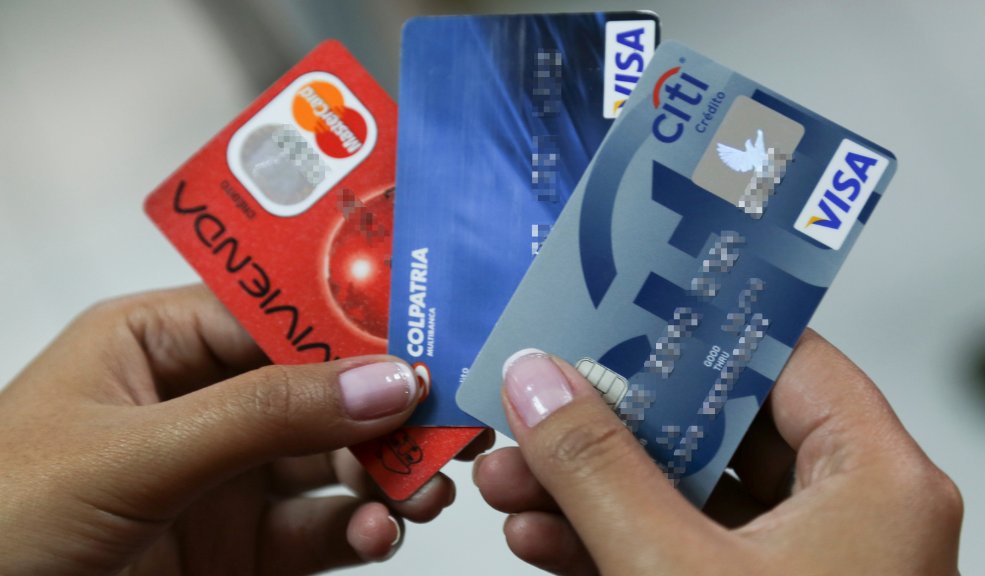Pilas con la tarjeta de crédito, tasa de usura subirá en noviembre Para noviembre, las compras con tarjetas de crédito serán las más costosas de los últimos años, pues según informó la Superintendencia Financiera de Colombia (SFC), la tasa de usura será de 38,67% durante el mes. El indicador avanzó 175 puntos básicos si se compara con el dato de octubre, y estará vigente entre el primero y 30 de noviembre