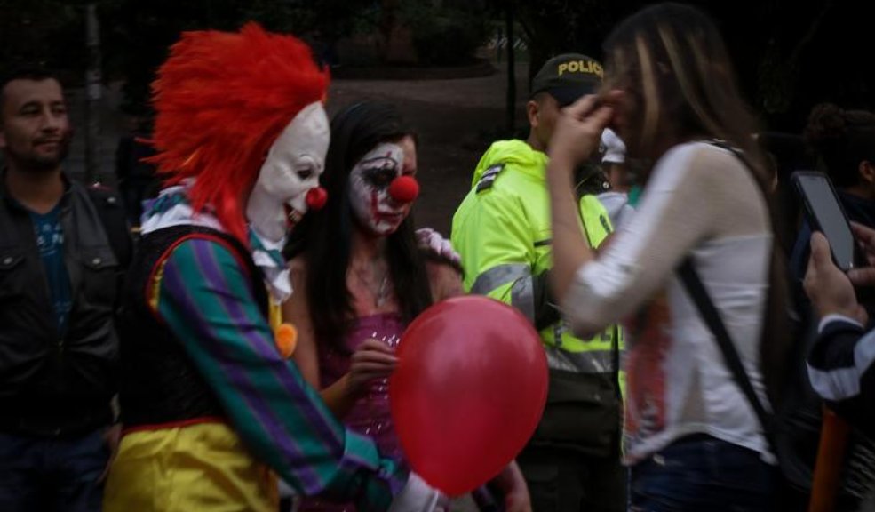 Si va a salir a pedir dulces, el Distrito le entrega unas recomendaciones Previo a las celebraciones de Halloween, la alcaldesa mayor de Bogotá, Claudia López, junto a los secretarios de Salud y Seguridad, en compañía del subcomandante de la Policía Metropolitana, entregaron algunas importantes recomendaciones para que se disfrute con total tranquilidad.