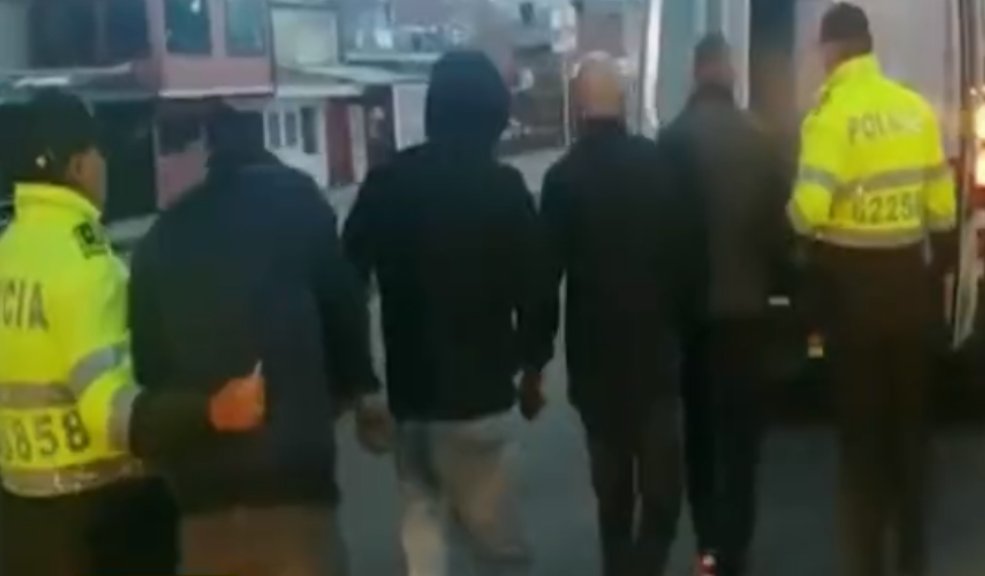 Cuatro bandidos fueron sorprendidos robando una vivienda al norte de Bogotá 1 Cuatro bandidos fueron sorprendidos robando una vivienda al norte de Bogotá Los 4 bandidos llevaban varias herramientas con las que forcejeaban las puertas de las viviendas. Los pillos fueron llevados a la URI de la Granja, donde son judicializados.