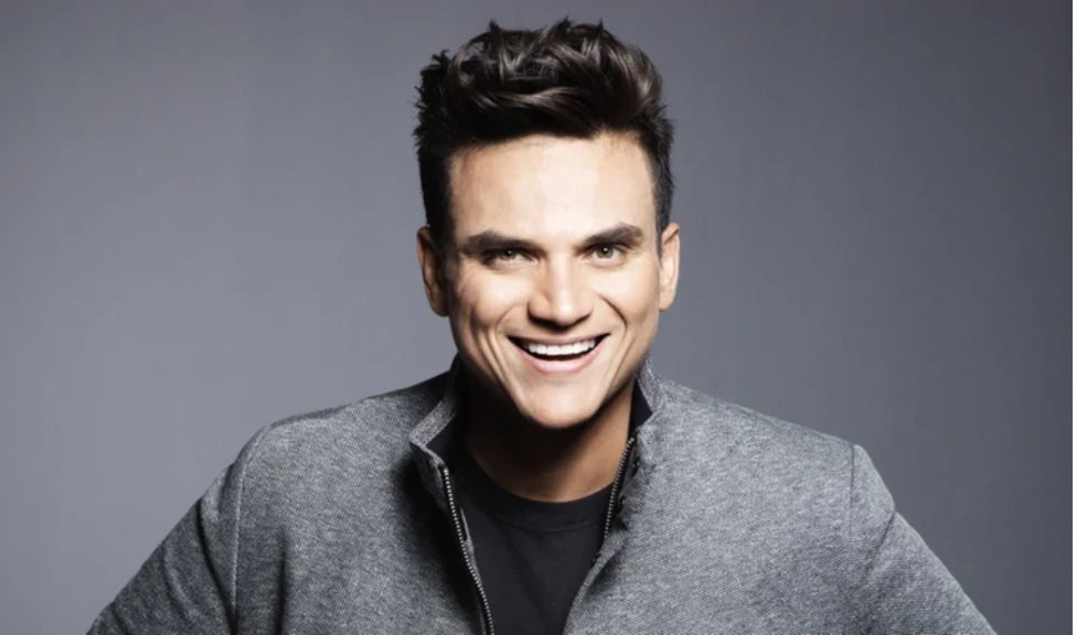 Vieron a Silvestre Dangond muy pegadito con actriz en rodaje de 'Leandro Díaz' 8 Vieron a Silvestre Dangond muy pegadito con actriz en rodaje de 'Leandro Díaz' El cantante vallenato y ahora actor, Silvestre Dangond, se animó a mostrar a través de redes sociales una imagen del detrás de cámaras de la famosa novela 'Leandro Díaz', la cual está marcando buen rating en la televisión colombiana.