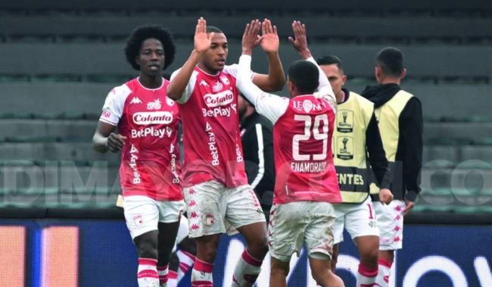 El 'León' rugió en El Campín y se llevó la victoria Este sábado 22 de octubre, Independiente Santa Fe sumó los puntos necesarios para acercarse a la clasificación, el duelo fue contra el Deportivo Cali, en el partido correspondiente a la jornada 19.