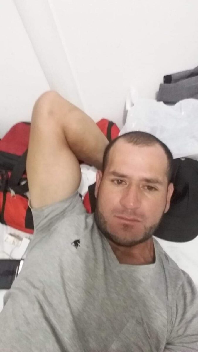 Puñalada mortal a Marbin en Ciudad Bolívar Q’HUBO conoció que poco antes de la medianoche de ayer, mientras Marbin Alberto Quimbayo de 41 años se encontraba departiendo unos tragos con su pareja sentimental al interior de un establecimiento en la Carrera 27B con Calle 73 C Sur, fue sorprendido por un hombre con el que empezó una acalorada discusión.
