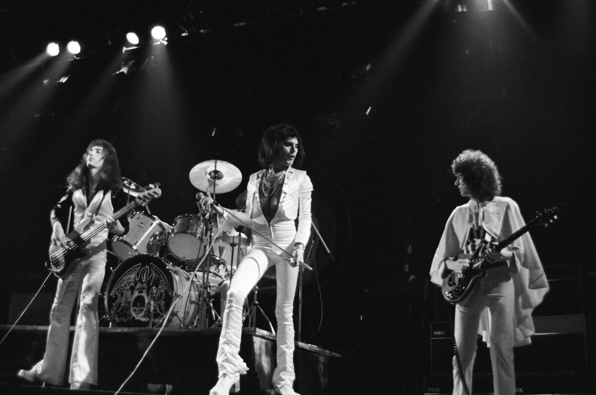 Queen publica una canción inédita con la voz de Freddie Mercury 1 Queen publica una canción inédita con la voz de Freddie Mercury La banda de rock británica Queen ha lanzado una canción con la voz de su cantante Freddie Mercury, fallecido en 1991, por primera vez en ocho años. 'Face It Alone' se grabó en 1988 y originalmente tenía la intención de aparecer en el álbum 'The Miracle', pero nunca llegó a publicarse.