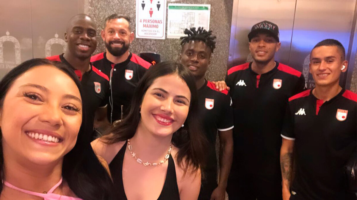 Modelo de OnlyFans le habría hecho la vuelta a los jugadores de Santa Fe "Que noche la de anoche", escribió la modelo de Only Fans, Spencer Castillo, junto a una foto donde aparece con varios jugadores de Santa Fe, dejando mucho a la imaginación, ya que después apareció en ropa interior en un cuarto de hotel.