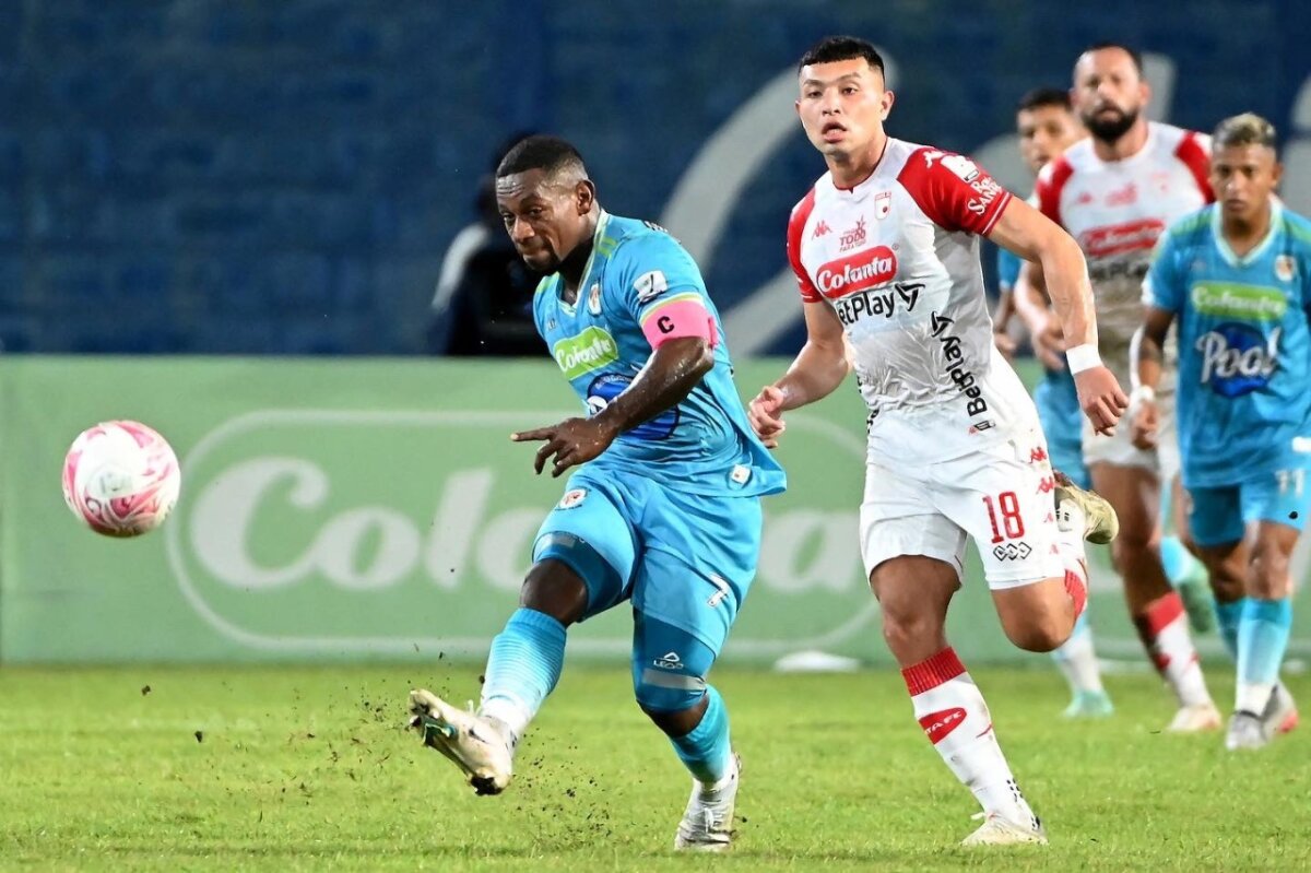 Santa Fe cayó y puso en riesgo su paso a las finales 1 Santa Fe cayó y puso en riesgo su paso a las finales Jaguares se llevó la victoria al ultimó minuto con un doblete de Pablo Rojas y Santa Fe quedó en riesgo.