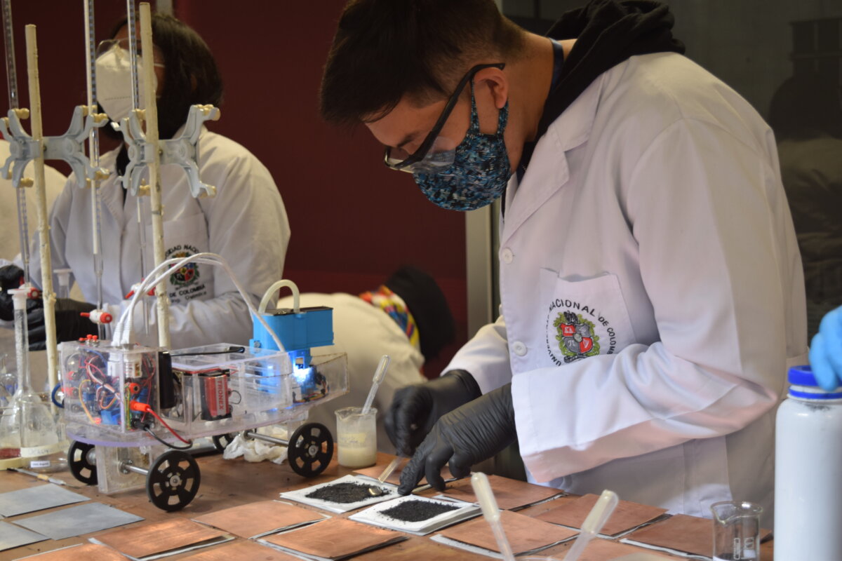 Se ganaron un concurso en Lima y buscan apoyo 2 Se ganaron un concurso en Lima y buscan apoyo Un grupo de 10 estudiantes de la Universidad Nacional de Colombia (Unal), y que viven en las localidades de Suba, Kennedy y Teusaquillo, dejó en alto el nombre del país, luego de ganar el concurso Chem-E-Car en Lima (Perú), una competencia universitaria anual que está enfocada hacia ingenieros químicos, eléctricos y mecánicos.