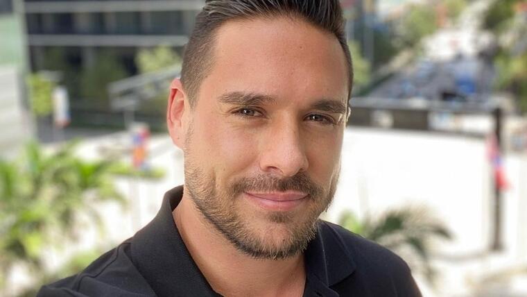 Cerrando ciclos: Sebastián Caicedo se hizo radical cambio de look El actor Sebastián Caicedo sorprendió a sus seguidores al mostrar su nuevo cambio de look, con el que luego de separarse de su esposa, la también actriz Carmen Villalobos, estaría cerrando ciclos y empezando una nueva etapas de su vida.