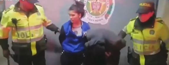 Taxista fue asesinado en riña familiar en Ciudad Bolívar En hechos confusos este joven taxista, minutos después, fue asesinado de una puñalada en un parqueadero. Dos mujeres, entre ellas su pareja sentimental, fueron capturadas por este grave hecho de intolerancia.