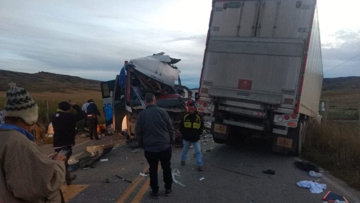 Trágico accidente: 5 muertos tras choque entre bus y tractomula en Santander 1 Trágico accidente: 5 muertos tras choque entre bus y tractomula en Santander A través de un comunicado de prensa, la Policía confirmó que el accidente deja hasta el momento cinco personas muertas, entre ellas un menor de edad, y 21 heridas.