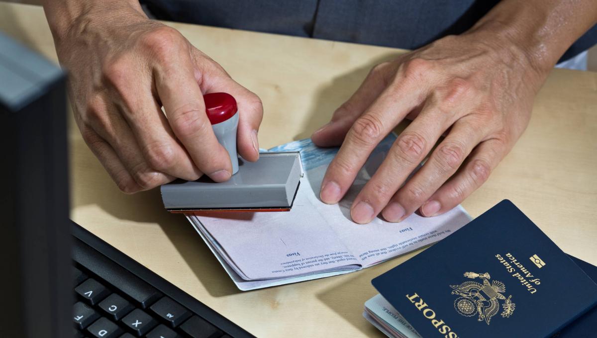 Tremenda propuesta: colombianos podrían entrar a Estados Unidos sin visa Cientos de colombianos se quejan, ahora y siempre, por la demora en las citas para tramitar la visa; estamos hablando de varios meses y hasta años. Sin embargo, esta problemática ya está en el radar del embajador de Colombia en Estados Unidos, quien lanzó una muy interesante propuesta.