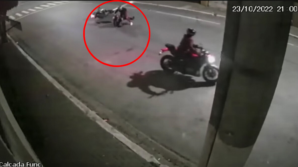 Víctima de hurto desarmó a ladrón y le disparó para evitar que se llevara su moto En un video que se ha hecho viral en las redes sociales, se puede ver el momento en el que un hombre que está siendo víctima de hurto, logra tomar el arma del bandido y dispararle para evitar que se lleve su motocicleta.