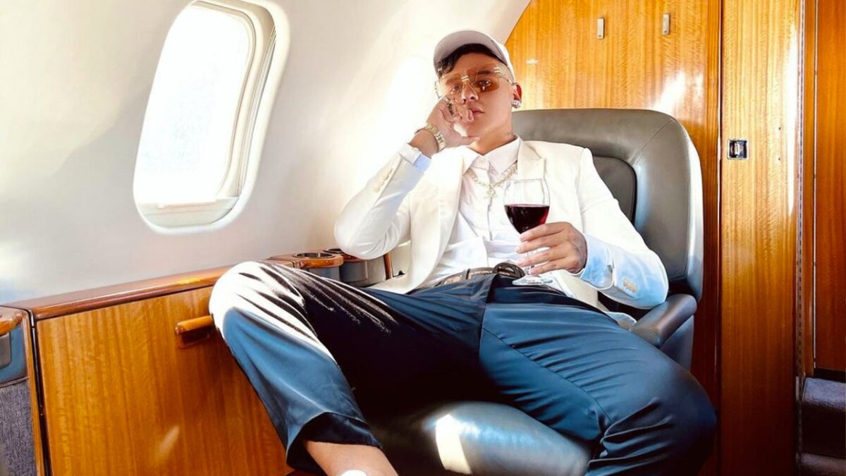 "Casi nos matamos": tremendo susto se llevó Kevin Roldán en medio de un vuelo El reguetonero, Kevin Roldán, preocupó a sus seguidores tras subir un video en medio de un vuelo, en el que se le ve bastante asustado por una falla mecánica del avión en el que iba.