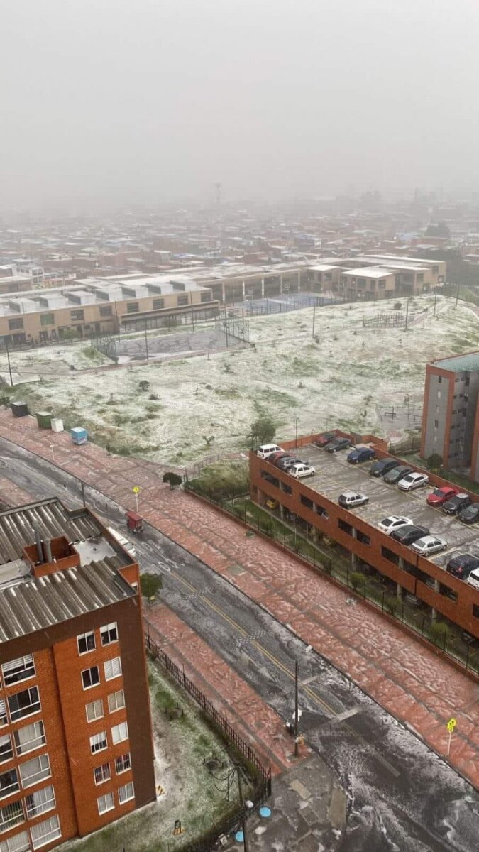 Vea las fotos de la terrible granizada en Bogotá 8 Vea las fotos de la terrible granizada en Bogotá Sobre el mediodía de hoy se presentó en la capital del país fuertes lluvias con granizada incluida. Los internautas en las redes sociales mostraron cómo estaban las calles de sus barrios tras las "rocas", que cayeron en esta segunda temporada de lluvias.