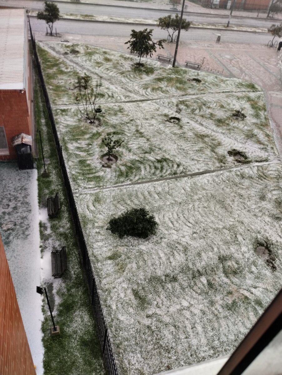 Vea las fotos de la terrible granizada en Bogotá 6 Vea las fotos de la terrible granizada en Bogotá Sobre el mediodía de hoy se presentó en la capital del país fuertes lluvias con granizada incluida. Los internautas en las redes sociales mostraron cómo estaban las calles de sus barrios tras las "rocas", que cayeron en esta segunda temporada de lluvias.