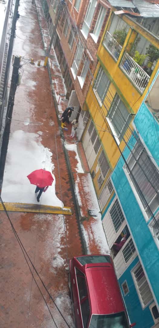 Vea las fotos de la terrible granizada en Bogotá 3 Vea las fotos de la terrible granizada en Bogotá Sobre el mediodía de hoy se presentó en la capital del país fuertes lluvias con granizada incluida. Los internautas en las redes sociales mostraron cómo estaban las calles de sus barrios tras las "rocas", que cayeron en esta segunda temporada de lluvias.