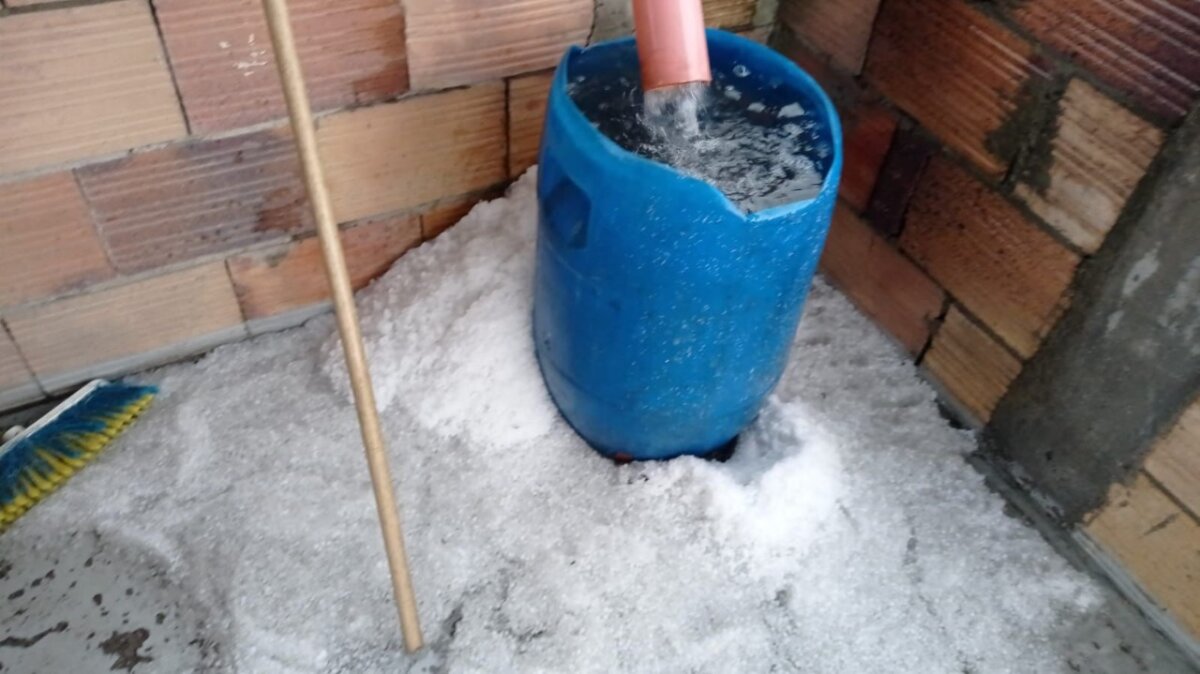 Vea las fotos de la terrible granizada en Bogotá 2 Vea las fotos de la terrible granizada en Bogotá Sobre el mediodía de hoy se presentó en la capital del país fuertes lluvias con granizada incluida. Los internautas en las redes sociales mostraron cómo estaban las calles de sus barrios tras las "rocas", que cayeron en esta segunda temporada de lluvias.