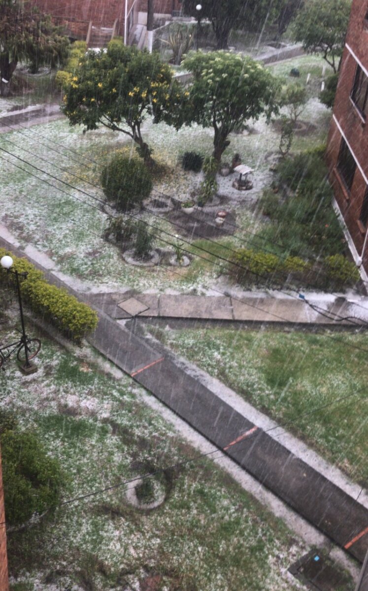 Vea las fotos de la terrible granizada en Bogotá 1 Vea las fotos de la terrible granizada en Bogotá Sobre el mediodía de hoy se presentó en la capital del país fuertes lluvias con granizada incluida. Los internautas en las redes sociales mostraron cómo estaban las calles de sus barrios tras las "rocas", que cayeron en esta segunda temporada de lluvias.
