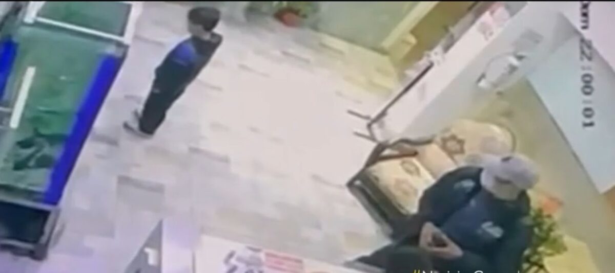 Los últimos minutos de alegría del pequeño Gabriel en el hotel 7 Los últimos minutos de alegría del pequeño Gabriel en el hotel Entre los videos que tiene en su poder la Fiscalía respecto a los últimos instantes que estuvo con vida el pequeño Gabriel Esteban Cubillos, se encuentran los entregados por el administrador del hotel El Rey, lugar en donde se hospedaron y hallaron el cuerpo del niño de 5 años la mañana del lunes.