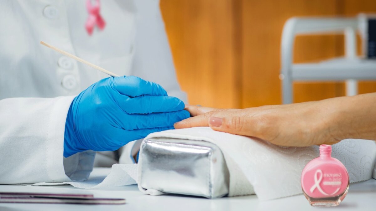 Mire los grandes que se unen para apoyar a las mujeres con cáncer de mama El cáncer de mama es una de las causas de muerte más comunes en el mundo, por ejemplo, a finales de 2020, más de 658.000 mujeres fallecieron a consecuencia de esta enfermedad, ¡qué cifras tan preocupantes!.