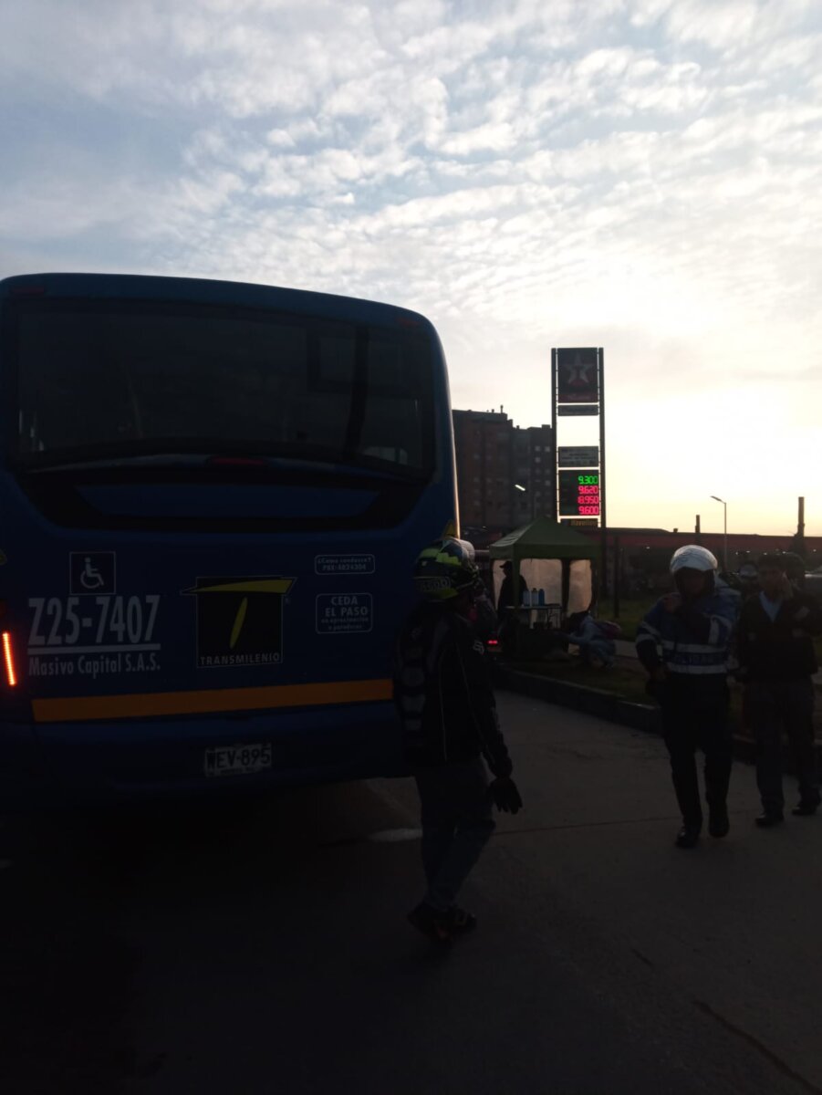 Accidente fatal: motociclista perdió la vida en Fontibón 1 Accidente fatal: motociclista perdió la vida en Fontibón El accidente se dio entre un bus del SITP y el motociclista, aún se desconoce cómo ocurrieron exactamente los hechos. Unidades de criminalística llegaron al lugar para hacer el respectivo levantamiento.
