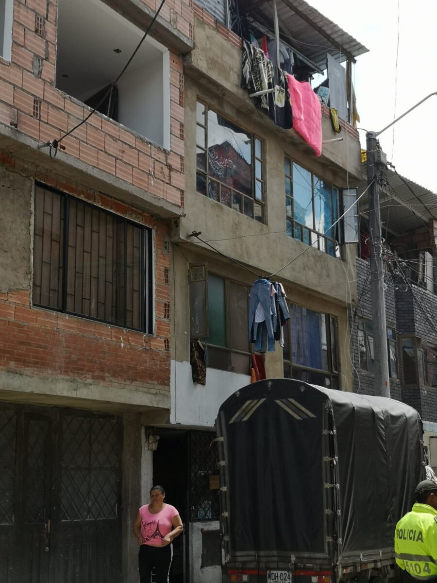 Javier fue asesinado por su esposa en Engativá 2 Javier fue asesinado por su esposa en Engativá Los gritos de una pelea entre una pareja, en el primer piso de una vivienda en Engativá, en la noche del lunes, alertaron a los vecinos, quienes alarmados escuchaban el terrible episodio sin imaginar que esto terminaría en una terrible tragedia. “Nosotros pensamos que se trataba de una pelea familiar, nada de gran magnitud, cuando al rato fue que vimos policía y esta mañana nos enteramos que en dicha disputa había resultado alguien muerto”, contó ayer un vecino del sector.