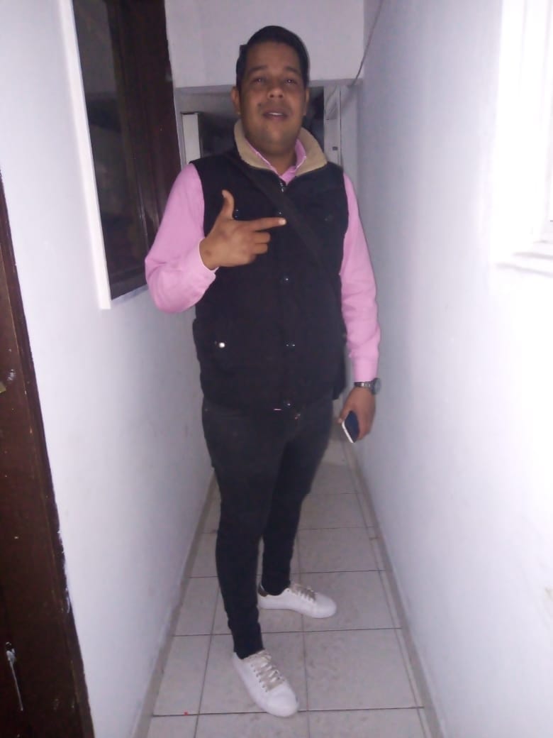 Javier fue asesinado por su esposa en Engativá 1 Javier fue asesinado por su esposa en Engativá Los gritos de una pelea entre una pareja, en el primer piso de una vivienda en Engativá, en la noche del lunes, alertaron a los vecinos, quienes alarmados escuchaban el terrible episodio sin imaginar que esto terminaría en una terrible tragedia. “Nosotros pensamos que se trataba de una pelea familiar, nada de gran magnitud, cuando al rato fue que vimos policía y esta mañana nos enteramos que en dicha disputa había resultado alguien muerto”, contó ayer un vecino del sector.