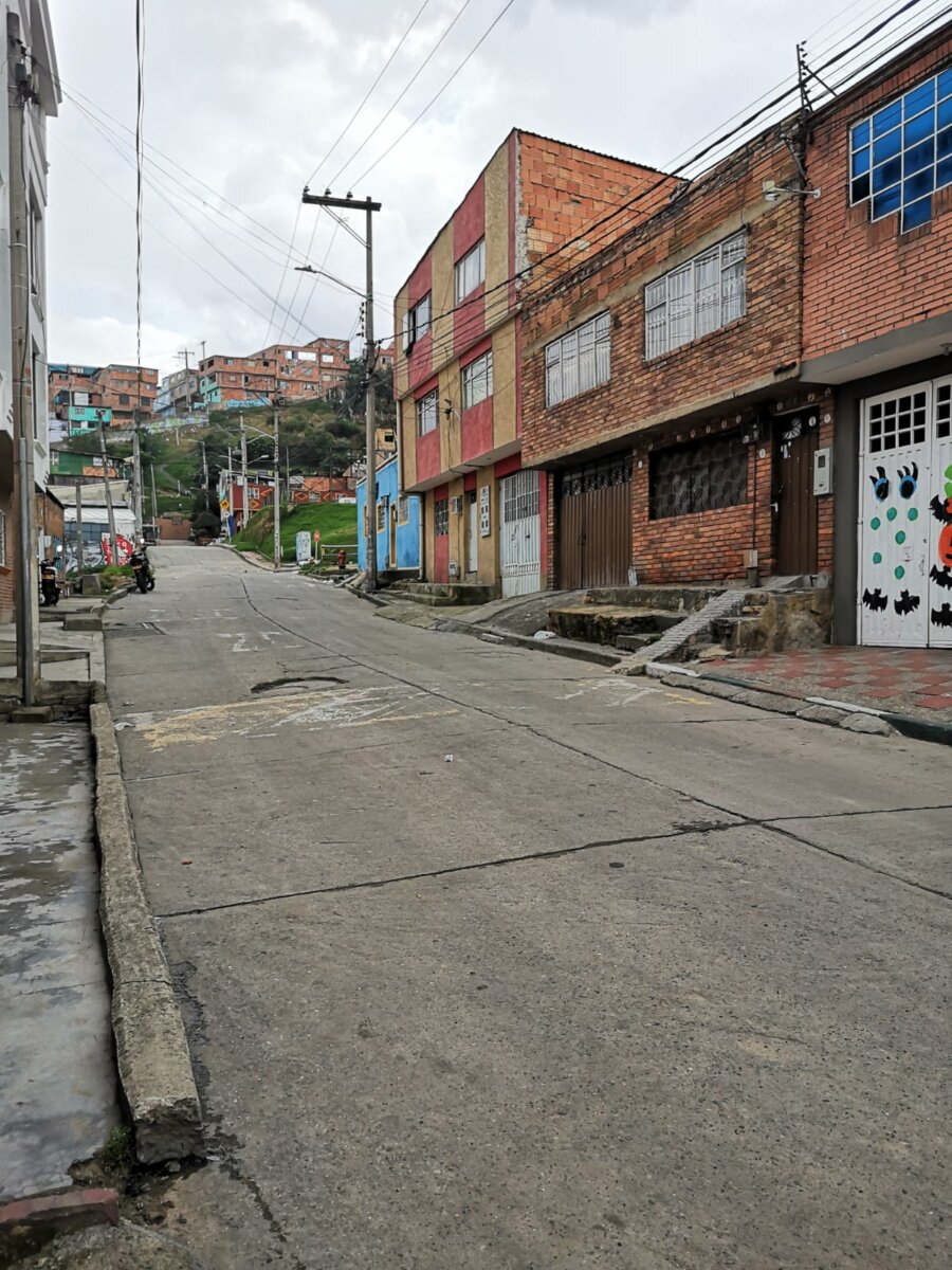 Joven le puso fin a su vida en Ciudad Bolívar 1 Joven le puso fin a su vida en Ciudad Bolívar Tras el inaudito hallazgo, la mujer dio aviso a sus familiares y posteriormente uniformados del sector del barrio Lucero Medio, fueron informadas.Para la familia es un enigma las razones que llevaron al joven , quien trabajaba como operario en una empresa de manufacturas plásticas, a tomar la fatal decisión.