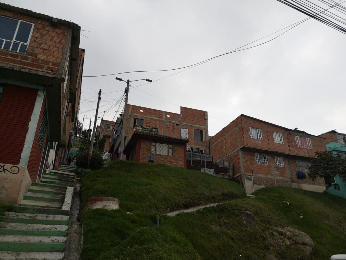 Triste final de joven en su vivienda 1 Triste final de joven en su vivienda Una angustiada y conmocionada voz se escuchó del otro lado, la persona apenas podía hablar, había llamado para informar al centro médico acerca del hallazgo de una persona sin vida. La llamaba detallaba el suicidio de una joven residente en el la localidad.