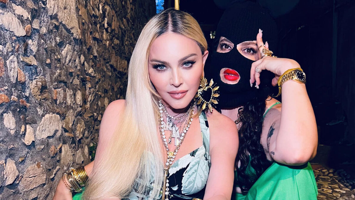 Madonna 'sale del clóset' a los 64 años Por supuesto, sus seguidores estallaron en comentarios. Algunos escribieron que ya lo sabían, pues varias veces Madonna ha protagonizado escenas lésbicas con Britney Spears y Christina Aguilera, y hasta se rumoró que tenía un romance con la rapera Tokischa. Otros le dijeron que ya era hora que saliera del clóset a los 64 años.