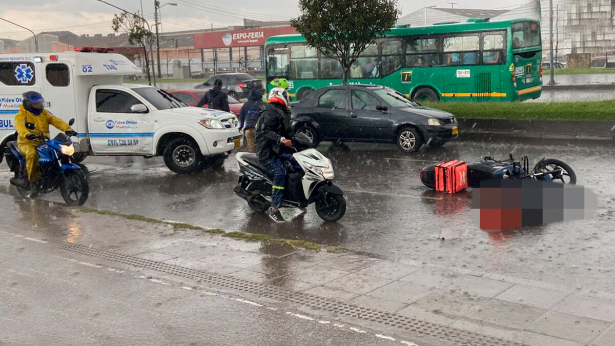 Terrible muerte de domiciliario de Rappi En las horas de la tarde de este jueves se presentó un triste accidente en la localidad de Engativá, en el que un motociclista de Rappi falleció luego de perder el control de su moto. El domiciliario se estrelló contra una ruta escolar y quedó muerto en la vía.