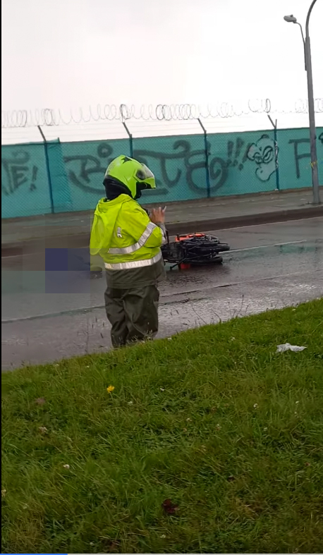 Terrible muerte de domiciliario de Rappi 1 Terrible muerte de domiciliario de Rappi En las horas de la tarde de este jueves se presentó un triste accidente en la localidad de Engativá, en el que un motociclista de Rappi falleció luego de perder el control de su moto. El domiciliario se estrelló contra una ruta escolar y quedó muerto en la vía.
