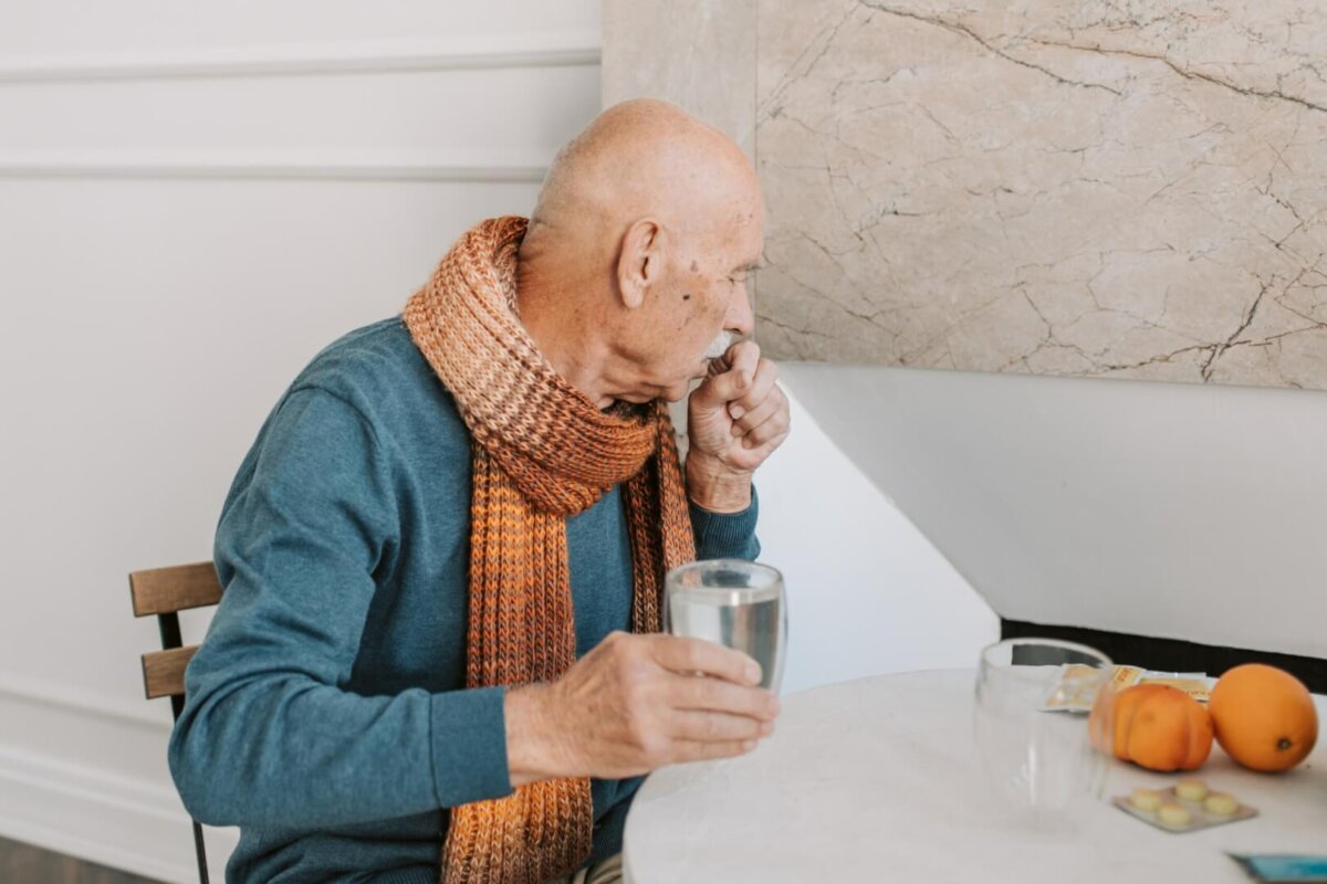 Pilas a la tos en los adultos mayores Cuando la tos dura más de tres semanas puede tratarse de una tos crónica, y detrás puede haber otros trastornos de salud como bronquitis o reflujo gastroesofágico, entre otros.