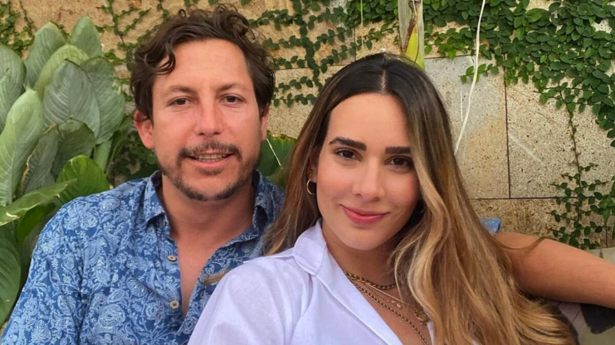 ¿Coincidencia? Alejandro Riaño y su ex están estrenando amores El comediante Alejandro Riaño y su expareja, la arquitecta María Alejandra Manotas, quisieron dejar de esconder a sus nuevos amores y los publicaron en sus redes sociales, dejando en el aire varios interrogantes entre sus seguidores, pues hasta hace pocos meses fue que ambos anunciaron su separación.