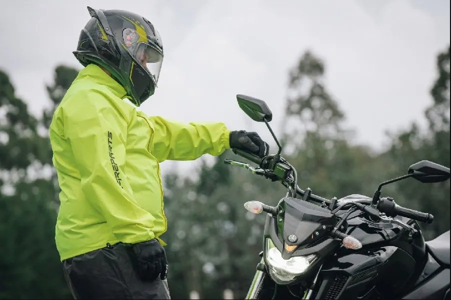 Tips de seguridad para moteros en época de lluvias 1 Tips de seguridad para moteros en época de lluvias Debido a lo anterior, y pensando en la seguridad de todas las personas que manejan motos, ya sea para desplazarse hasta su lugar de trabajo o como medio pa’ camellar, en Q’HUBO, asesorados por el Grupo UMA Colombia, le traemos una serie de recomendaciones para que las tenga en cuenta antes de salir de su casa, y que no lo coja la lluvia por sorpresa, pero ante todo, que usted no exponga su vida en las vías ante una maniobra incorrecta.