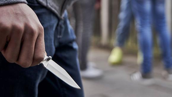 Jovencita se salvó de las 16 puñaladas que le dio su ex Entre la vida y la muerte se debate una pelada de 20 años en el vecino municipio de Cajicá. En hechos sumamente violentos, la expareja de la joven le propinó cerca de 16 puñaladas en todo su cuerpo, dejándola gravemente herida. Lo lamentable es que este ataque se dio a plena luz del día y, según indican, por un desamor.