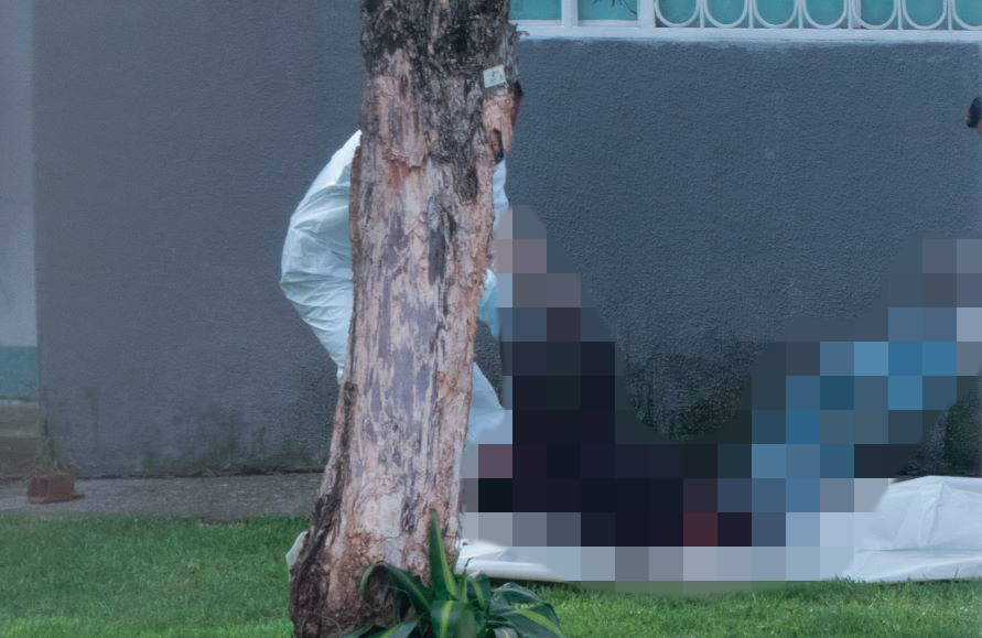 Puñalada a traición en parque de Álamos Norte Con el cuchillo enterrado aún en el cuello, los residentes aledaños al parque de Álamos Norte (en Engativá) encontraron, en las últimas horas, el cadáver de un hombre que vestía un saco negro, un jean azul claro y unos tenis Converse negros.