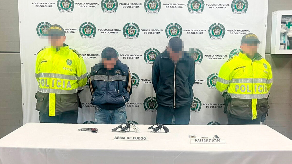 Asesinan a Orlando en Bella Flor 2 Asesinan a Orlando en Bella Flor Cuando los uniformados de la jurisdicción del CAI Paraíso acudieron a este lugar se encontraron con la aterradora escena. Un hombre, identificado como Orlando Arias Gonzáles (51 años), yacía muerto por las múltiples lesiones que le ocasionaron, mientras que una de las meseras del lugar tenía una herida en su pierna y otro hombre de 37 años con una herida en la cadera.