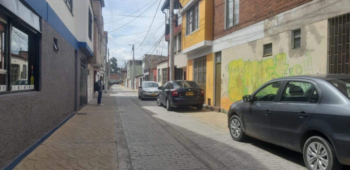 Sicariato en Engativá: taxista fue asesinado en la puerta de su casa 1 Sicariato en Engativá: taxista fue asesinado en la puerta de su casa Cuando tres disparos estallaron por todos los aires en el barrio Álamos Norte, el viernes enEngativá, una multitud se agolpó frente a la vivienda de un taxista. Aunque la gente miraba al hombre tendido en el pasillo de su casa, nadie se atrevía a ayudarle. Aún así, persistían en la idea de acompañarlo en sus últimos minutos a él ya su esposa, que estaba desconsolada a su lado con la puerta todavía abierta.