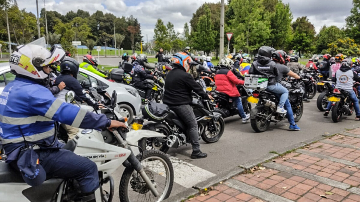 Tremendo trancón en la Av. El Dorado por marcha de motociclistas Según el reporte entregado por la Secretaría de Movilidad, en este momento se presenta tremendo trancón sobre la Calle 26, entre la Avenida 68 y el Portal El Dorado, todo por cuenta de la marcha que adelantan los motociclistas.