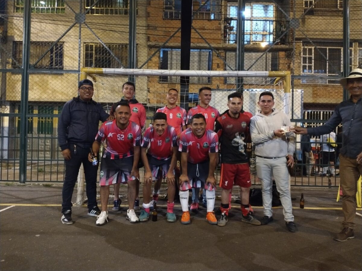 Los taxistas que le jalan al Microfútbol Ganarse la vida recorriendo Bogotá, transportando a pasajeros, es lo que a diario hacen lostaxistas, pero en Suba decenas de ellos dividen su vida entre el trabajo y el deporte. Y es que, ahí donde los ven, son unos calidosos jugando microfútbol.&nbsp;