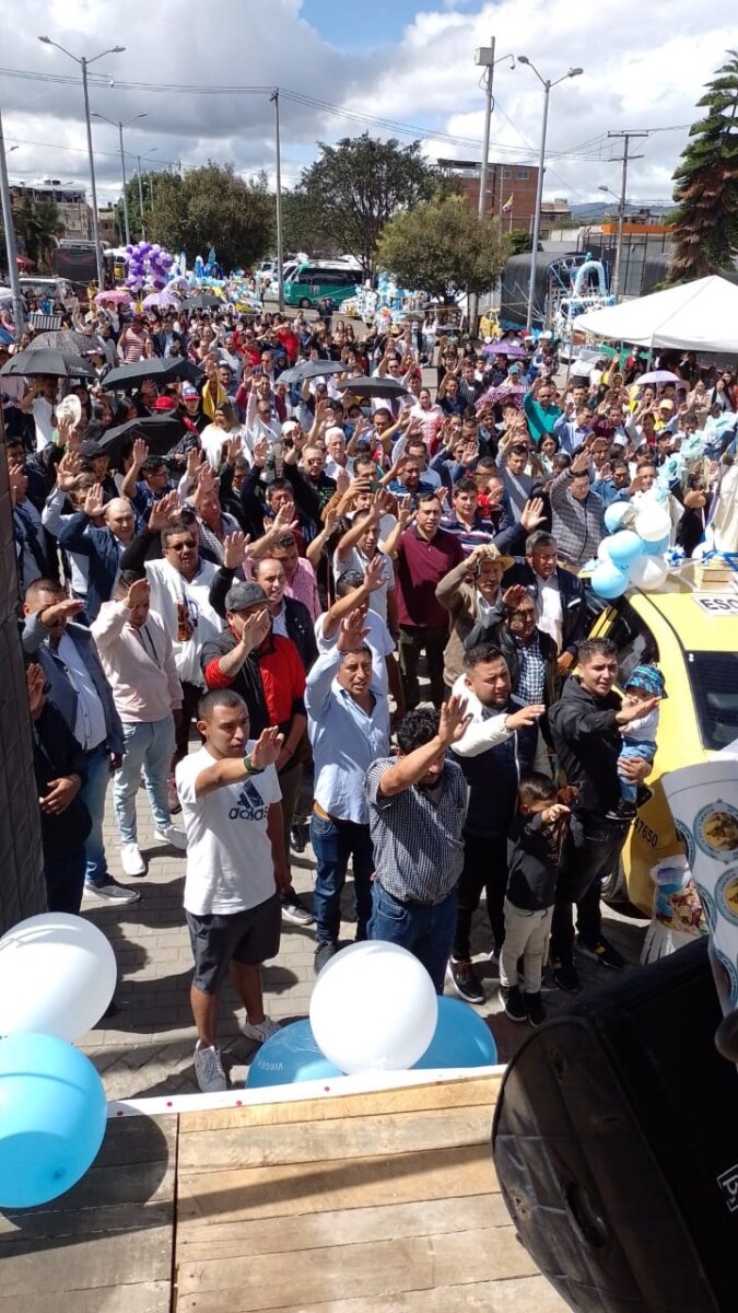 Los taxistas que le jalan al Microfútbol Ganarse la vida recorriendo Bogotá, transportando a pasajeros, es lo que a diario hacen lostaxistas, pero en Suba decenas de ellos dividen su vida entre el trabajo y el deporte. Y es que, ahí donde los ven, son unos calidosos jugando microfútbol.&nbsp;