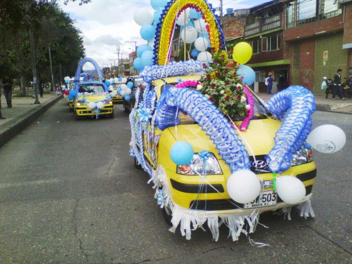 Los taxistas que le jalan al Microfútbol Ganarse la vida recorriendo Bogotá, transportando a pasajeros, es lo que a diario hacen lostaxistas, pero en Suba decenas de ellos dividen su vida entre el trabajo y el deporte. Y es que, ahí donde los ven, son unos calidosos jugando microfútbol.&nbsp;