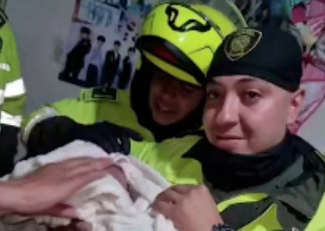 Policías trajeron al mundo a un bebé en Bosa Tras una llamada de emergencia, policías de la localidad de Bosa atendieron un parto y trajeron al mundo a un bebé.