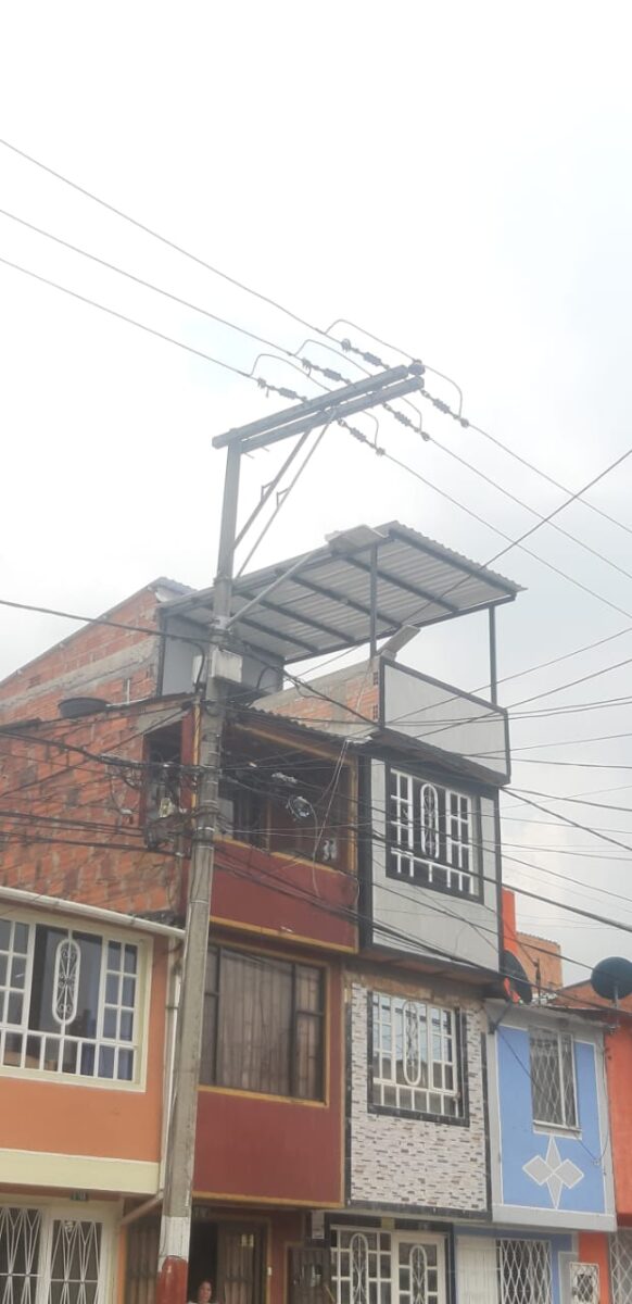 Trágico final de Brayan mientras trabajaba en Rafael Uribe “Yo vi todo desde acá. El camión que traía las varillas se parqueó frente a la casa y ahí mismo empezaron a descargarlas. Un pelado se asomó por la ventana del segundo piso y otro que estaba en la calle se las empezó a pasar, luego el que estaba en el segundo piso le pasó las varillas por la ventana al que estaba en el tercero y, en una de esas, al muchacho que estaba en el último piso le ganó el peso de una de las varillas y alcanzó a tocar uno de los cables de alta tensión que están ahí cerquita al edificio. Ahí fue que escuchamos que algo hizo corto, sonó como una pequeña explosión y de una se fue la luz en todo el sector. Luego todo el mundo se puso como loco intentando ayudar pero no había nada qué hacer, eso es una descarga muy brava, el pelado murió de una”, le dijo ayer a Q’HUBO un comerciante del sector que vio el momento exacto en el que un joven de 26 años falleció electrocutado tras sufrir un accidente mientras trabajaba en obras de construcción en una vivienda en el barrio Marruecos, en la localidad de Rafael Uribe Uribe.