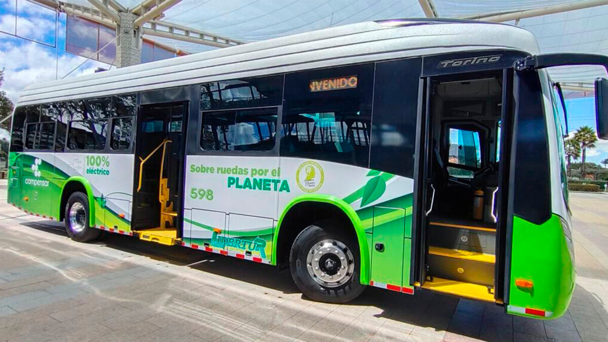 Buses eléctricos pa` moverse gratis y darle aire a la cuidad Ahora los habitantes de Bogotá que transiten, vivan o tengan que hacer alguna clase de diligencia por las inmediaciones al Parque Simón Bolívar (en límites entre las localidades de Teusaquillo y Engativá), no tendrán que meterse la mano al dril para pagar el bus, pues gracias a una iniciativa impulsada por Compensar cerca de 750 mil habitantes de Bogotá se verán beneficiados gracias a los buses eléctricos (amigables con el medio ambiente) que ha dispuesto la empresa para realizar recorridos de forma gratuita y sin tener que presentar un documento. Q’HUBO le explicamos cómo ser beneficiario de este servicio.