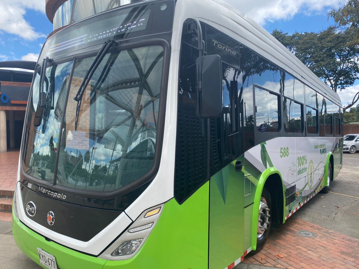 Buses eléctricos pa` moverse gratis y darle aire a la cuidad Ahora los habitantes de Bogotá que transiten, vivan o tengan que hacer alguna clase de diligencia por las inmediaciones al Parque Simón Bolívar (en límites entre las localidades de Teusaquillo y Engativá), no tendrán que meterse la mano al dril para pagar el bus, pues gracias a una iniciativa impulsada por Compensar cerca de 750 mil habitantes de Bogotá se verán beneficiados gracias a los buses eléctricos (amigables con el medio ambiente) que ha dispuesto la empresa para realizar recorridos de forma gratuita y sin tener que presentar un documento. Q’HUBO le explicamos cómo ser beneficiario de este servicio.