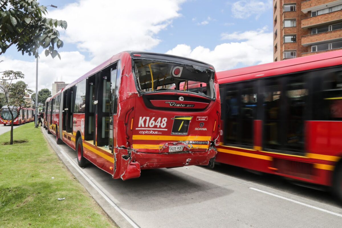 Pasajero de TM se enfrentó a pillo que trataba de llevarse un extintor 1 Pasajero de TM se enfrentó a pillo que trataba de llevarse un extintor Valiente ciudadano se enfrentó con un pillo en pleno articulado de TransMilenio, el hombre al ver que un joven estaba robándose el extintor del bus decidió oponerse al robo.
